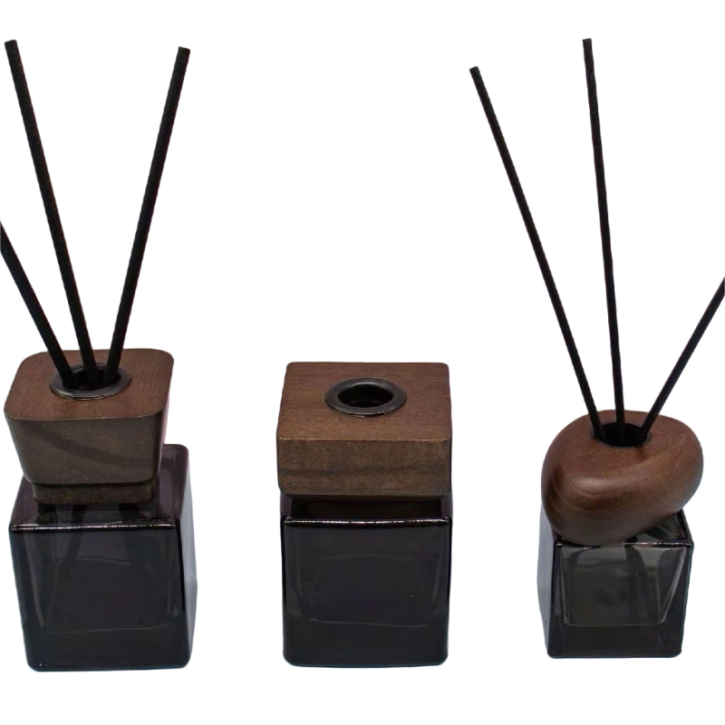 Sophisticated Square Glass Bottle – The Art of Elegant Fragrance Diffusion (2)