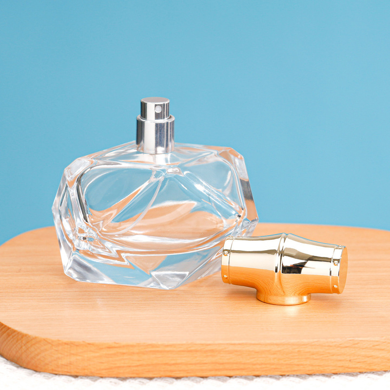 Premium nga Diamond-Cut Glass Perfume Bottle nga adunay Bamboo Lid – 80ml Press Spray Refillable Bottle (2)