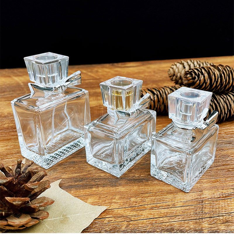 Masni alakú parfümös üveg (négyzet alakú, átlátszó üveg szórófejes üveg) (2)